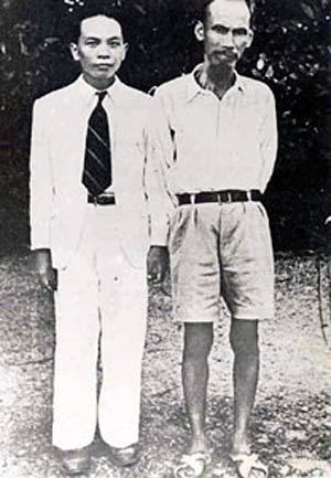 Đại tướng Võ Nguyên Giáp cùng Chủ tịch Hồ Chí Minh tại Hà Nội tháng 8 năm 1945